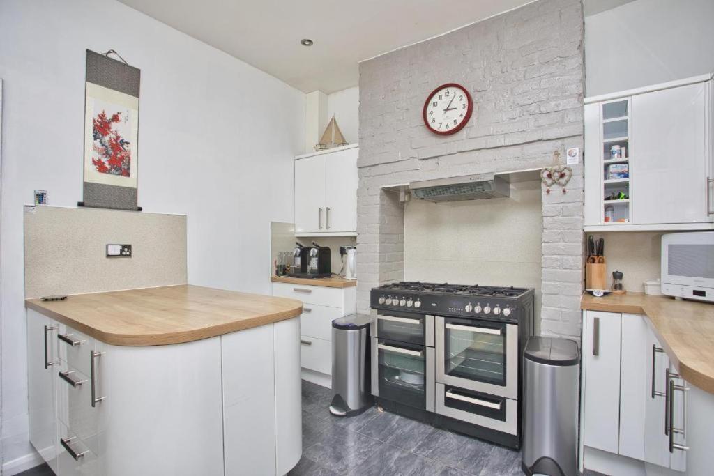 Spacious Seaside Escape In The Heart Of Deal, 4 Mins From The Beach מראה חיצוני תמונה